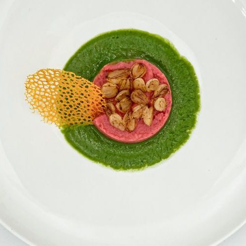 Rote Bete Grieß mit karamellisierten Perlzwiebeln und Spinat-Petersiliensoße