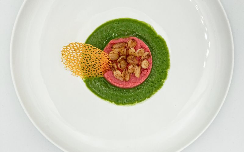 Rote Bete Grieß mit karamellisierten Perlzwiebeln und Spinat-Petersiliensoße