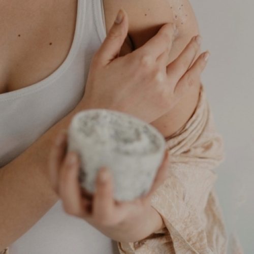 Eincremen ist die wichtigste Maßnahme gegen trockene Haut