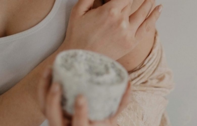 Eincremen ist die wichtigste Maßnahme gegen trockene Haut