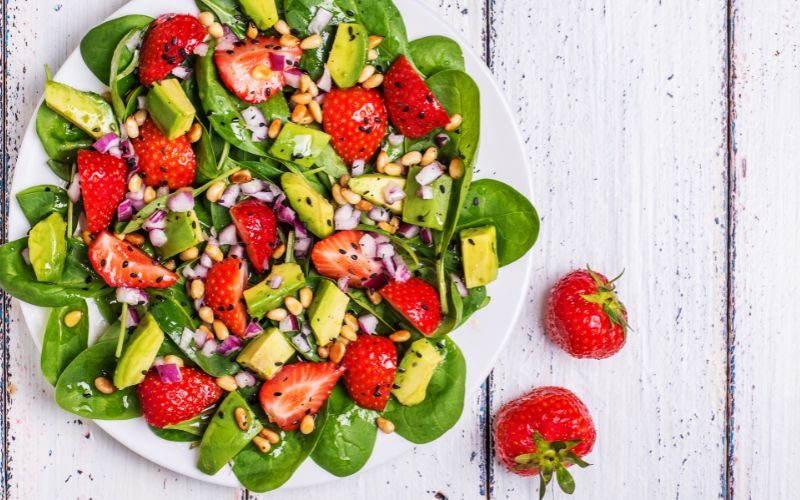 Frühlingsfrischer Spinat-Erdbeer-Salat mit Avocado und Pinienkernen