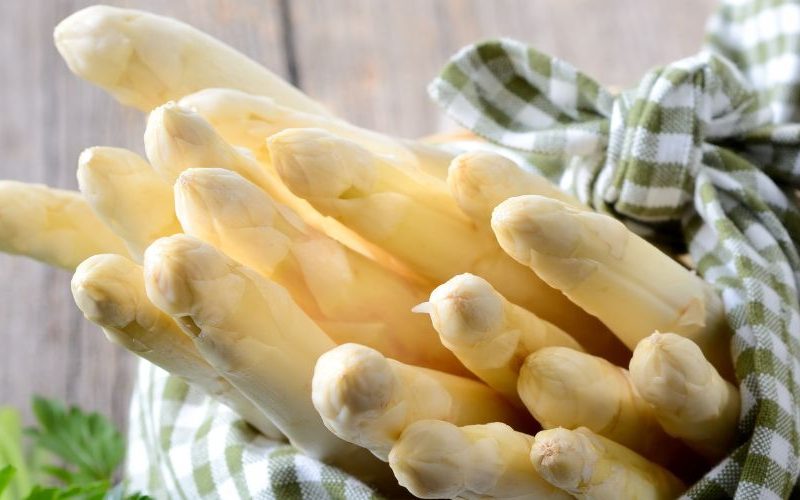 Spargel im Pergament gegart - ein besonderer Genuß