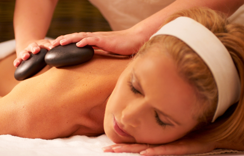 Hot-Stone-Massagen sind beliebte bei den Wellness-Hotels & Resorts