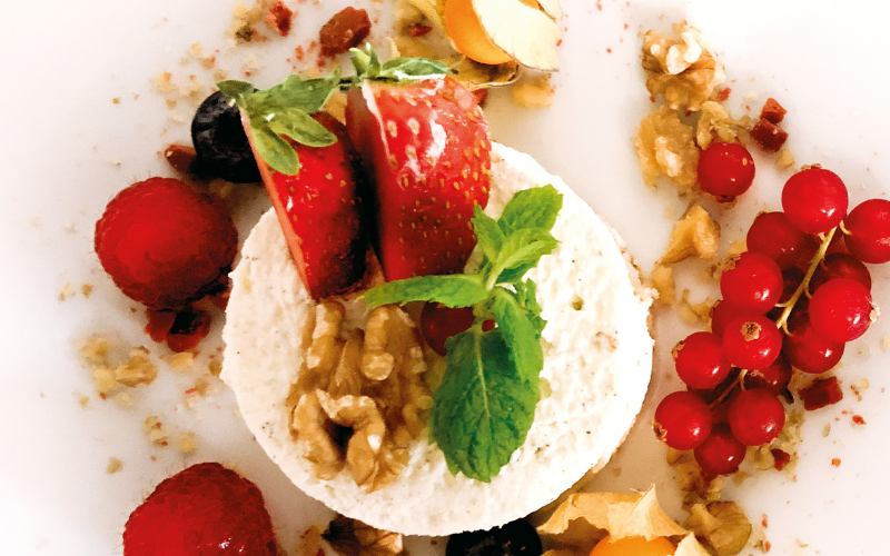 Walnusskuchen mit Williamsbirne & Vanillesahne