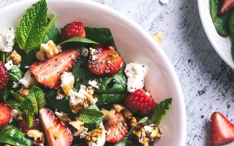 Erdbeeren-Feta-Salat mit Minze