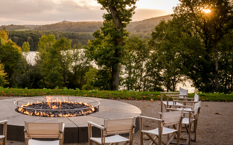 Feuerstelle auf einem Tisch vor einem See