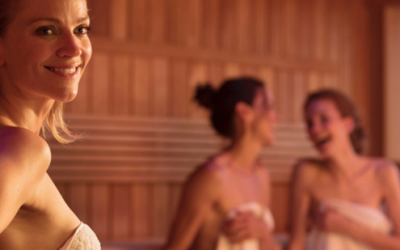 Frau-sauna-lachend-705x705