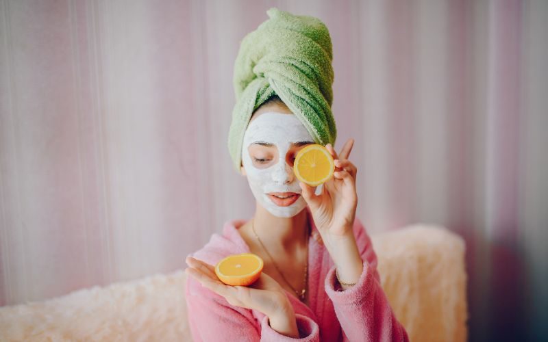 Frau mit Haarturban und Gesichtsmaske