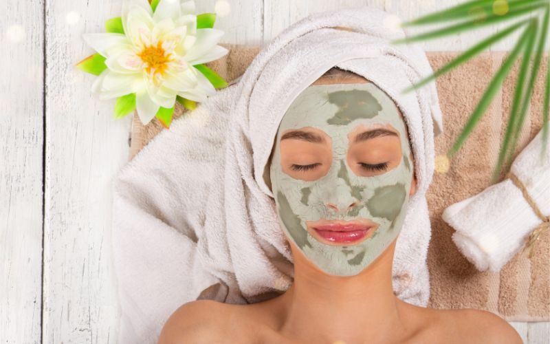 Frau mit Gesichtsmaske