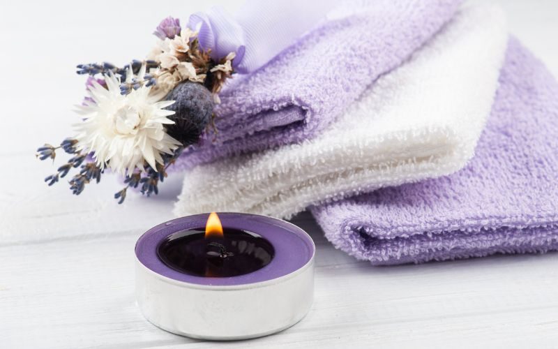 Handtücher mit Blüten und Duftkerze