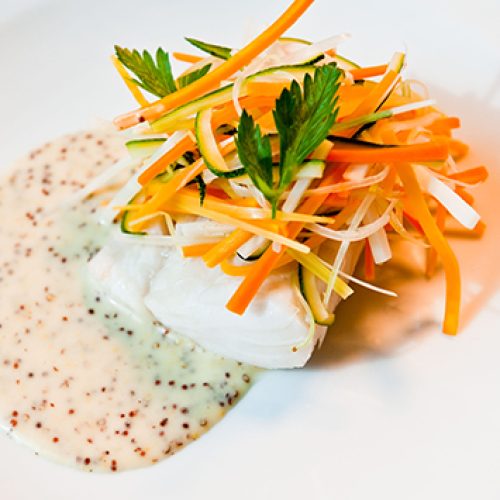 Das pochierte Ostseedorschfilet mit Diion-Senfsauce ist lecker und gar nicht so schwer nachzumachen.