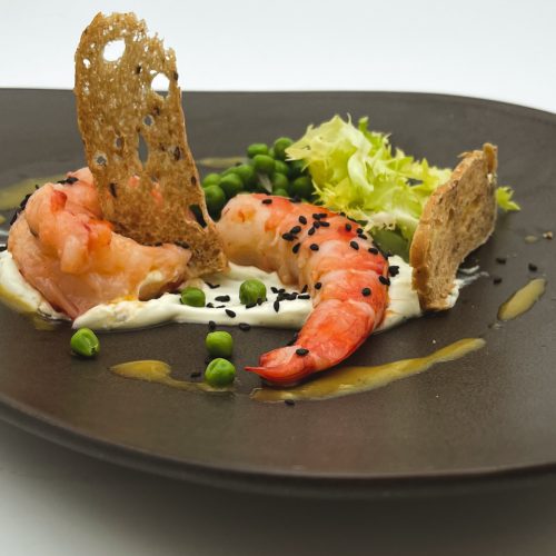 Friséesalat mit schwarzem Sesam und Garnelen