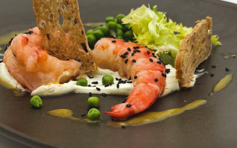 Friséesalat mit schwarzem Sesam und Garnelen