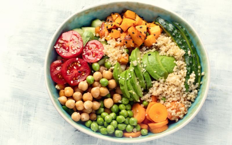 Kürbisbowl mit Süßkartoffel und Falafel