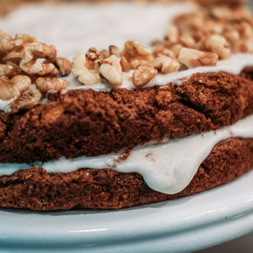 Kürbiskuchen mit Nüssen und Frischkäse Frosting