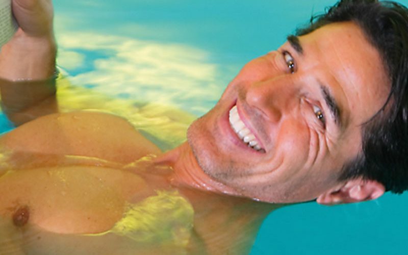 Mann im Floatingpool