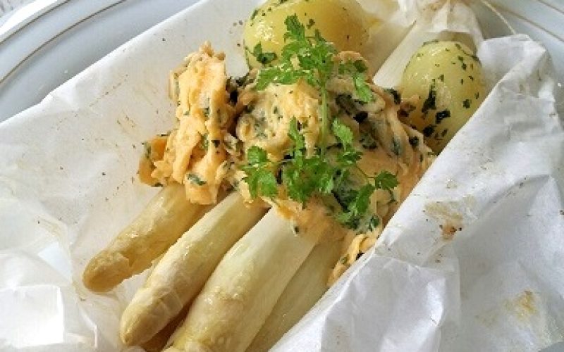 Spargel im Pergament