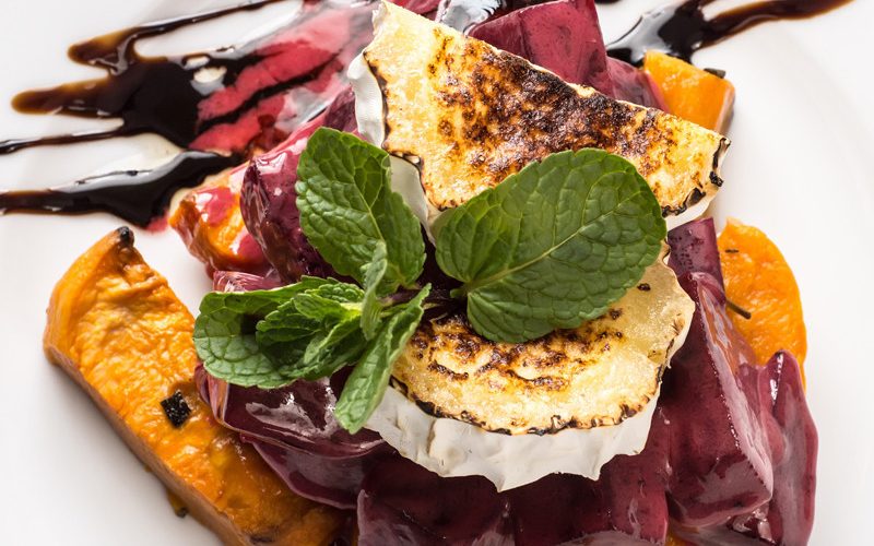 Salat aus Kürbis, roter Beete, gebratenem Camembert und Kürbiskernöl