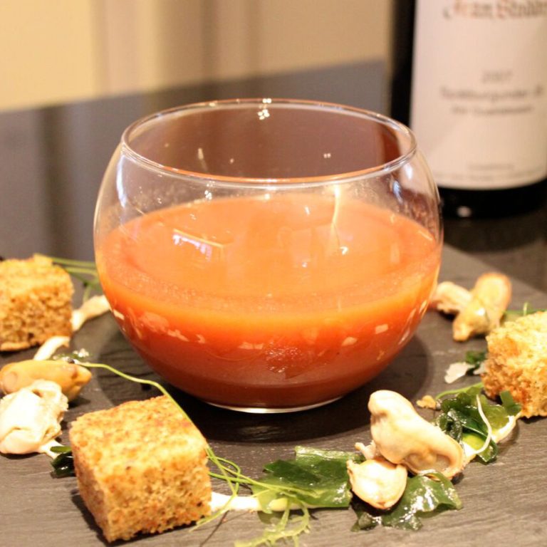 Paprika-Tomaten-Suppe mit französischer Rouille und Brot