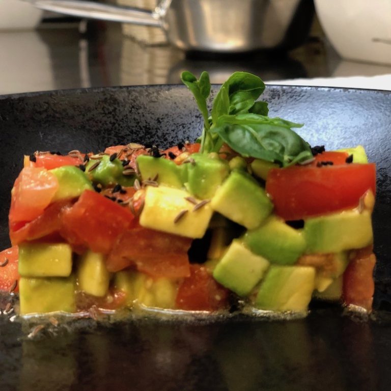 Tomaten-Avocado-Salat mit Schwarzkümmel