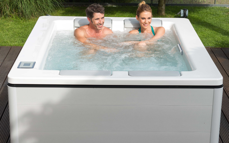 Frau und Mann im Whirlpool