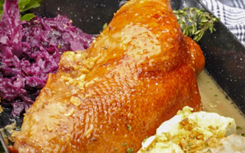 Gans mit Kartoffelknödel & Rotkohl