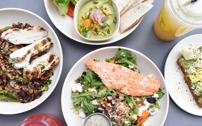 Viele Teller mit den unterschiedlichsten Gerichten, bestehend aus Fisch, Fleisch, Gemüse und Obst