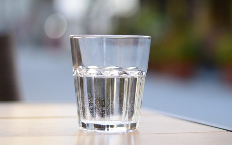 Glas Wasser