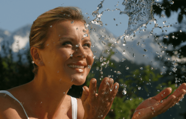 Frau spritz mit Wasser