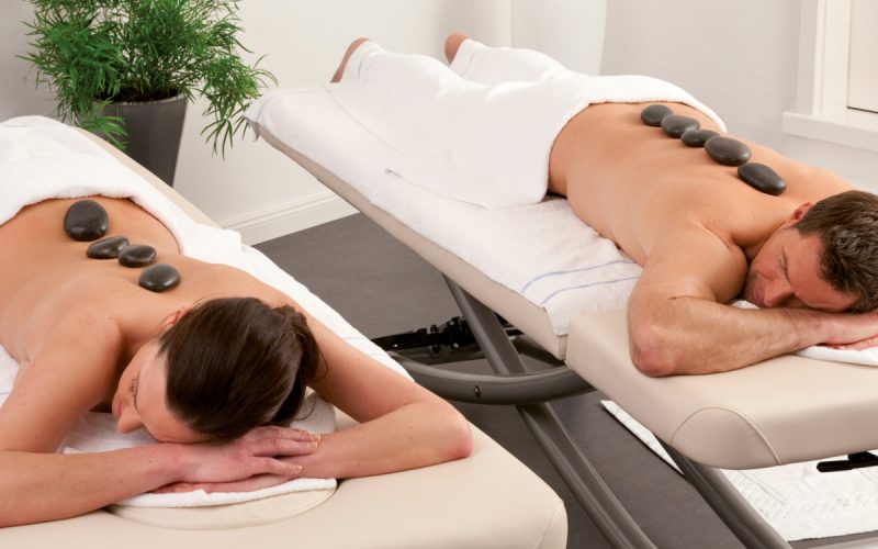 Paarbehandlung mit heißen Steinen im Wellnesshotel