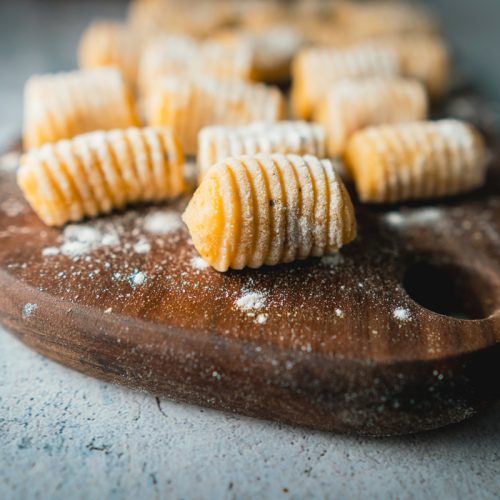Mediterraner Salat mit Gnocchi, Rucola, getrockneten Tomaten für den Sommer