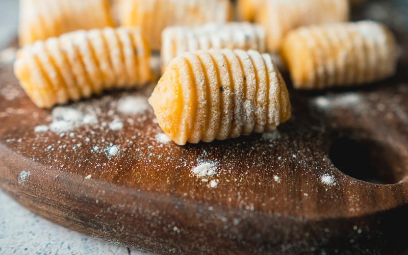 Mediterraner Salat mit Gnocchi, Rucola, getrockneten Tomaten für den Sommer