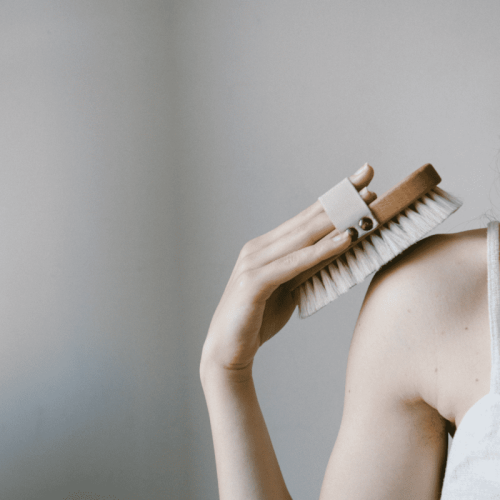 Peelings und Bürstenmassagen versprechen eine zarte Haut