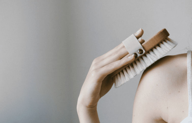 Peelings und Bürstenmassagen versprechen eine zarte Haut