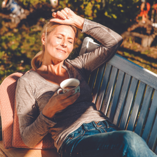 Eine Frau entspannt sich auf einer Bank