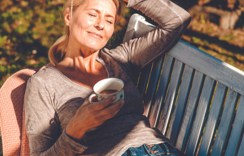 Eine Frau entspannt sich auf einer Bank