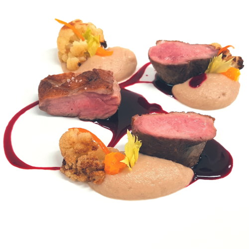 Gebratene Barbarie-Entenbrust, Rote-Rüben-Emulsion, gerösteter Blumenkohl und Salzmandarine