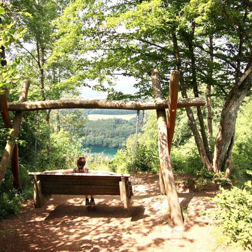 Beim Wandern beim Urlaub in der Eifel findet man immer wieder wunderschöne Plätze, Bänke und Aussichtspunkte