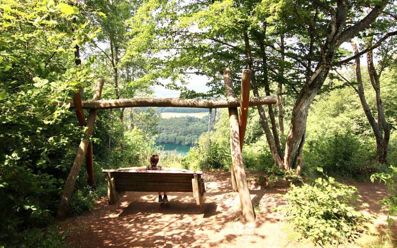 Beim Wandern beim Urlaub in der Eifel findet man immer wieder wunderschöne Plätze, Bänke und Aussichtspunkte