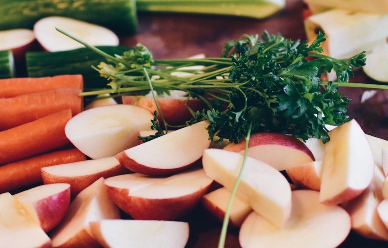 Obst und Gemüse liegen auf einer Küchenarbeitsplatte