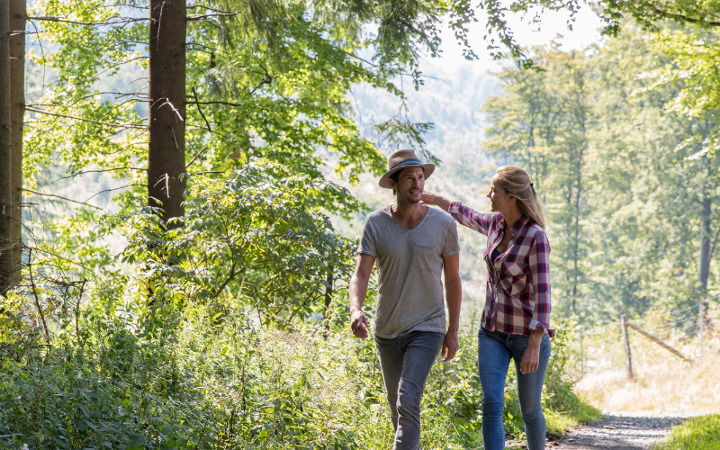 Wandern hilft dabei Stress abzubauen. Die Wellness-Hotels & Resorts liegen alle inmitten traumhafter Natur, die zu Wanderungen und Spaziergängen einlädt.