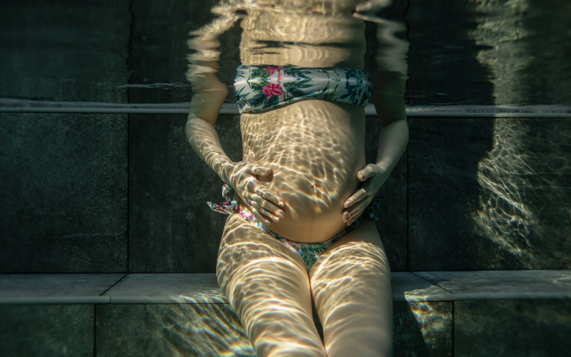 Wellness in der Schwangerschaft - ein Pool sorgt für Entspannung